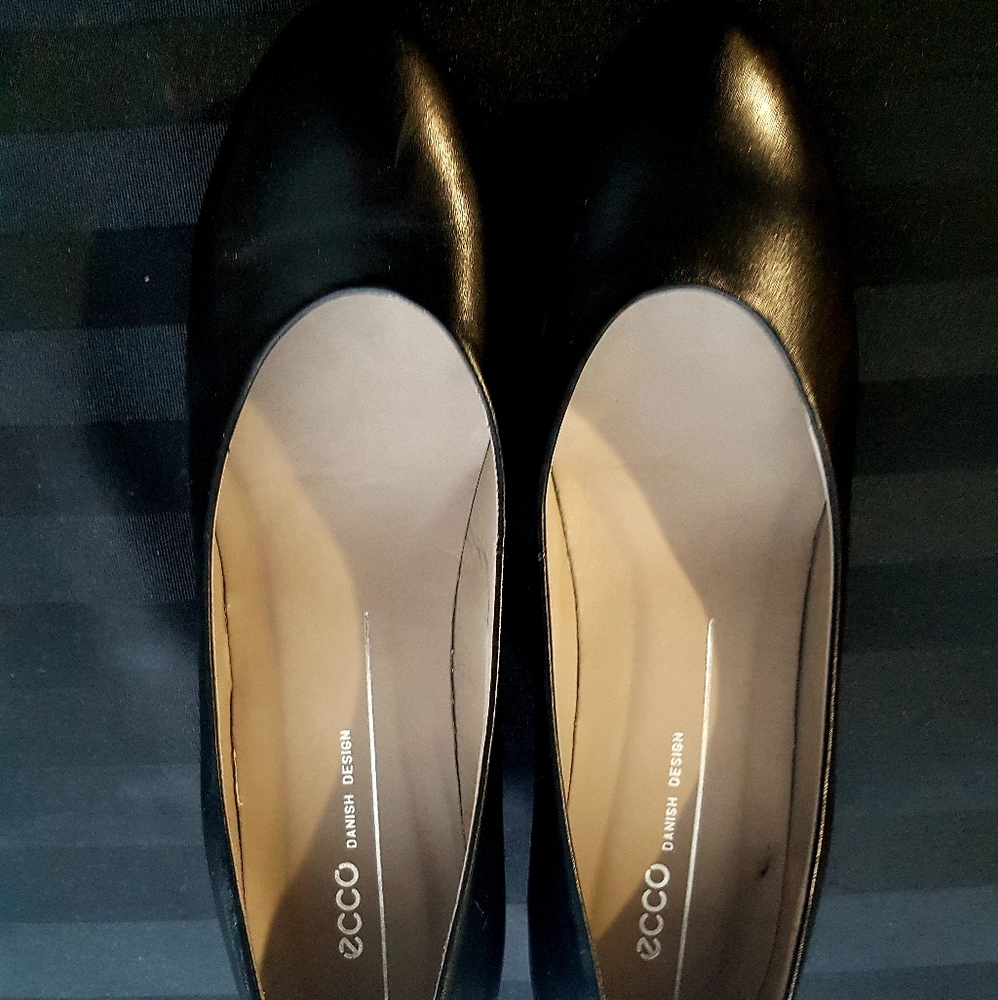Ecco size 40 (size 9) black sculptured 45 pumps